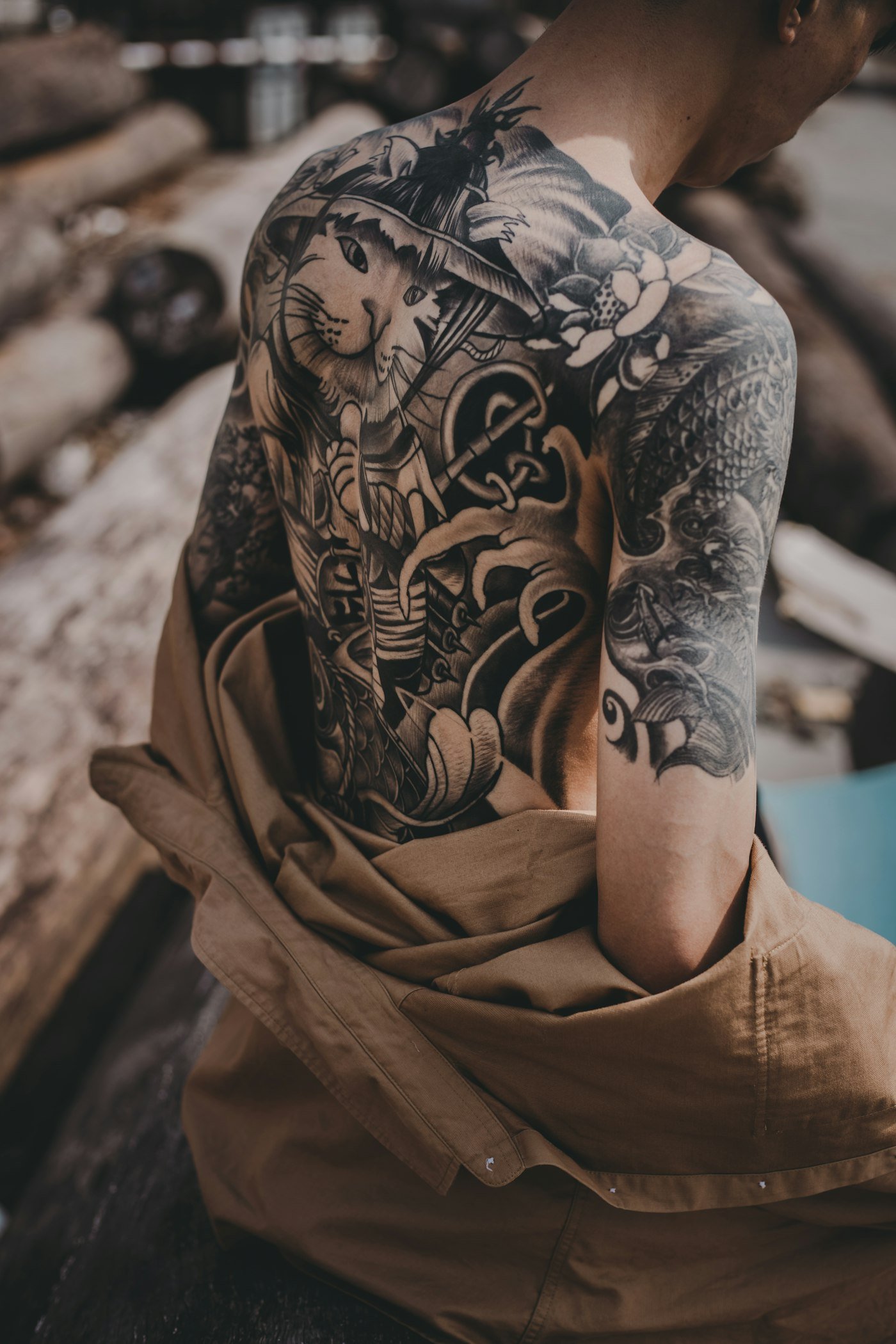 Fine line minimalistische tattoo van bloem op pols