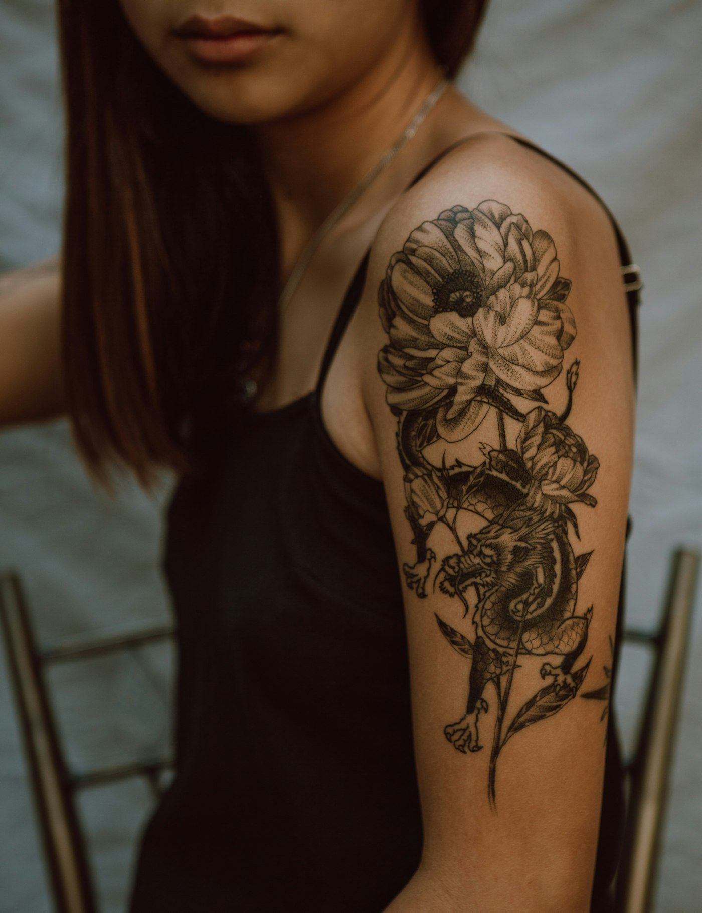 Tattoo artiest zet fine line tattoo in lichte studio