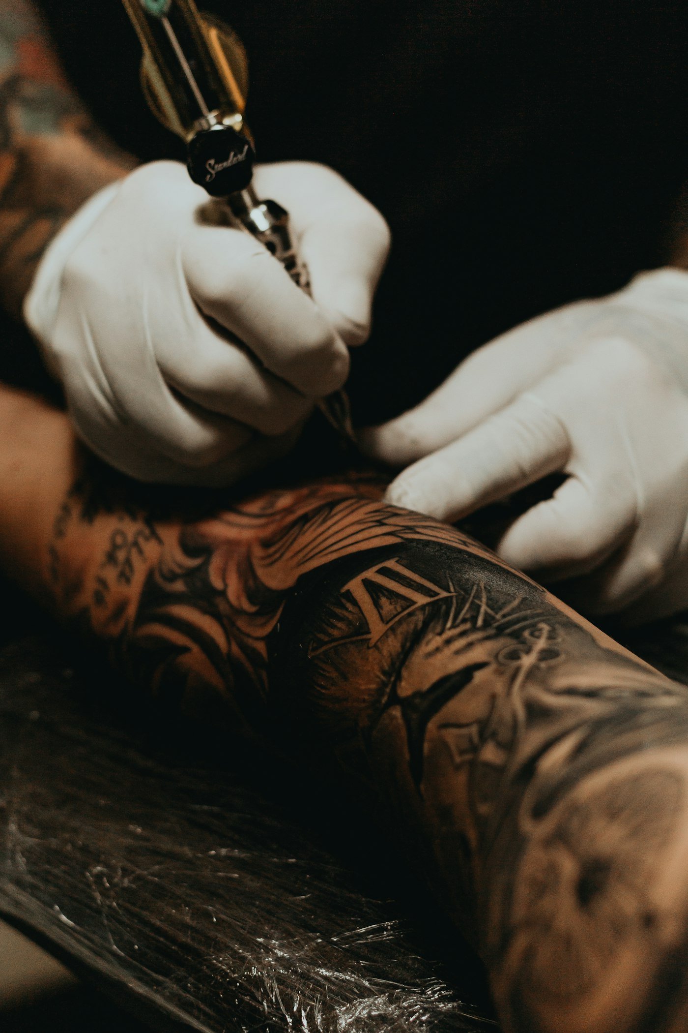 Portret van tattoo artiest in eigen studio