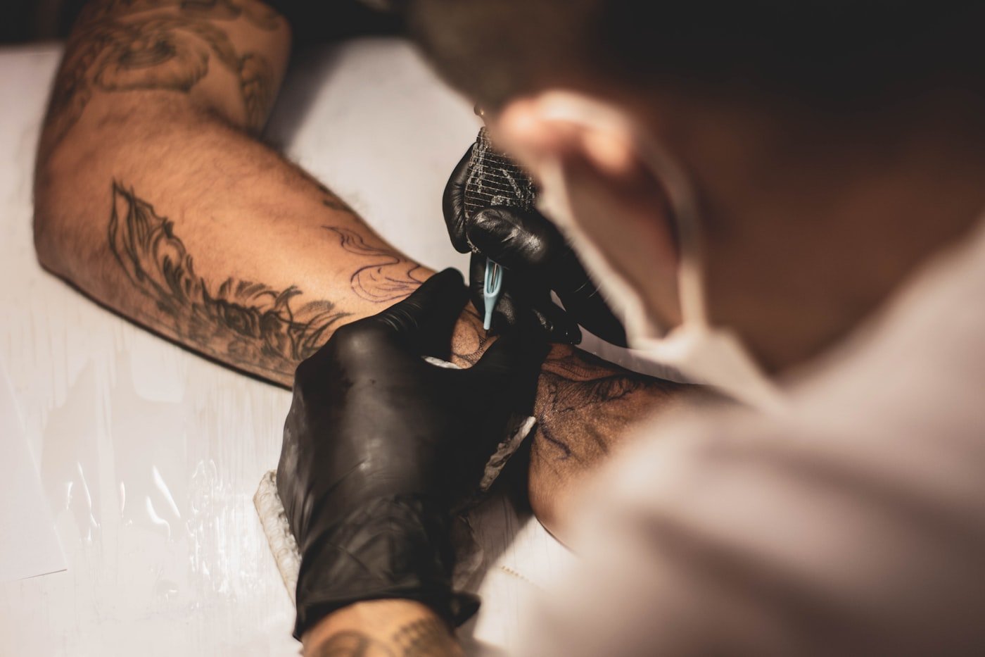 Realistische black and grey tattoo van een portret op onderarm