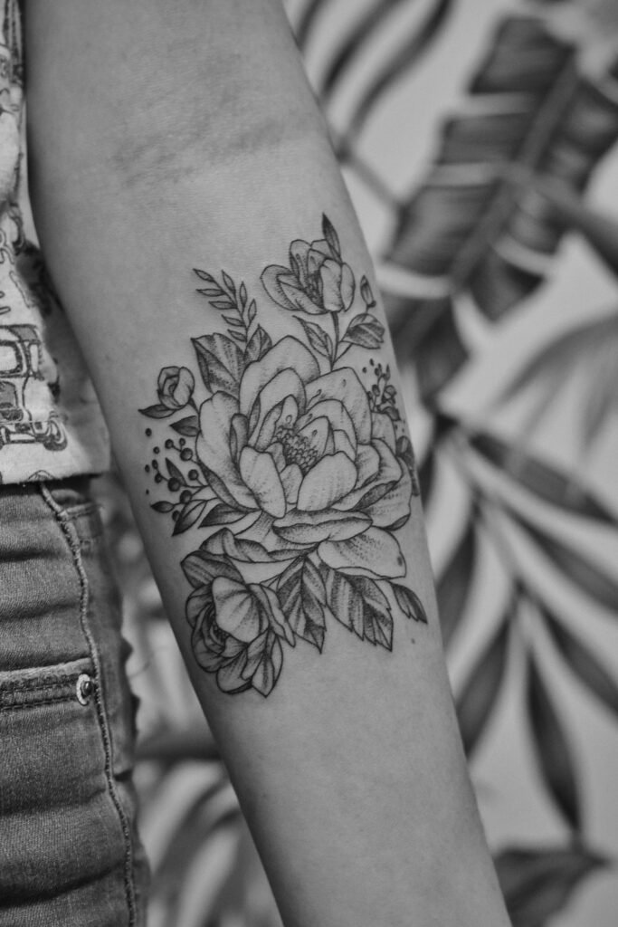 Black and grey realisme sleeve tattoo met natuurmotief